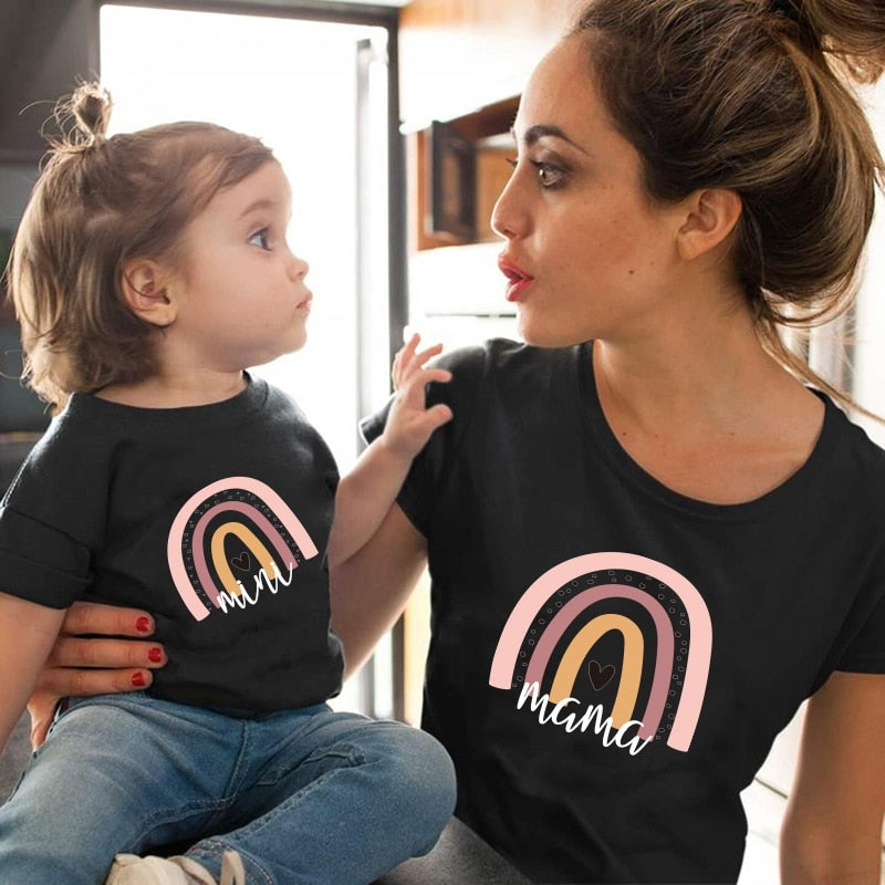 T-shirt avec arc-en-ciel set mère-fille