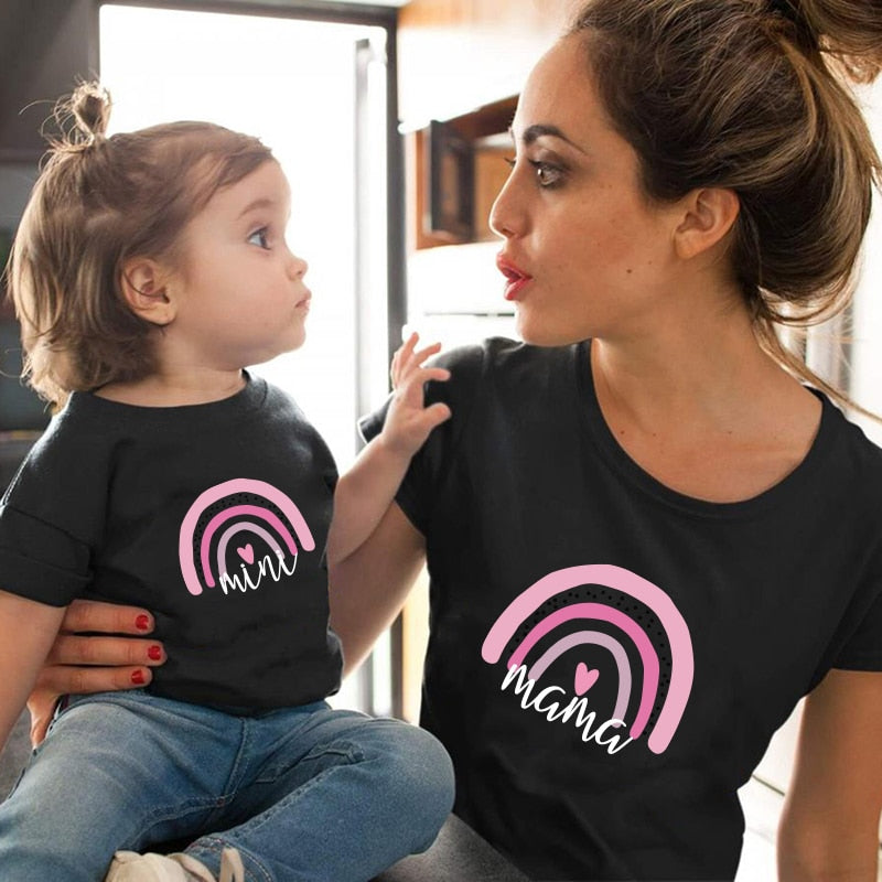 T-shirt avec arc-en-ciel set mère-fille