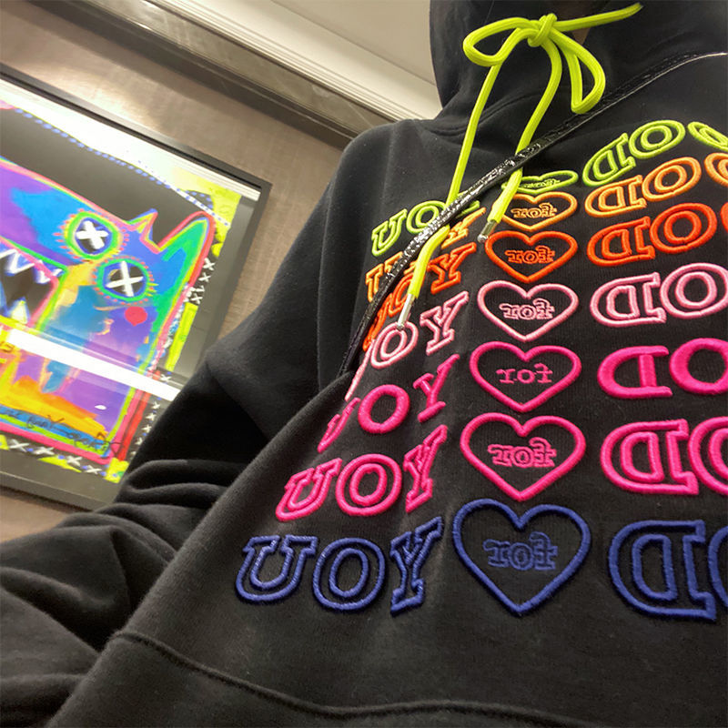 Sweatshirt à capuche avec des coeurs